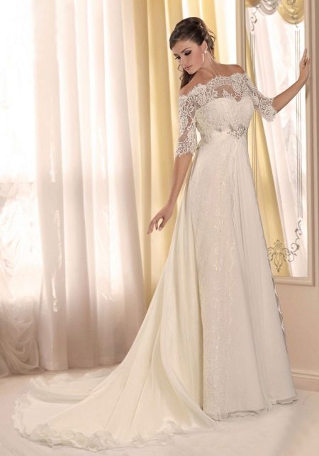 Имперна сватбена рокля с дантелени ръкави