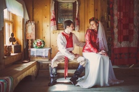Krievu stila kāzu kleita ar plīvuru