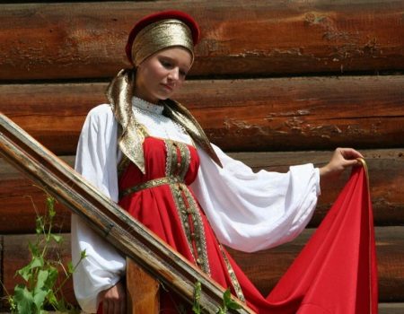 Robe d'été de mariage rouge dans le style russe