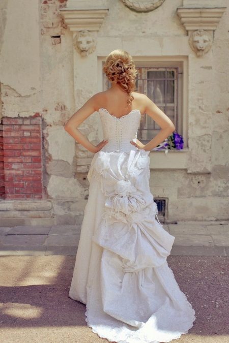 Gaun pengantin dengan kereta api gelung