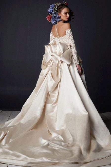 Um vestido de noiva fofo com um top de trem e renda