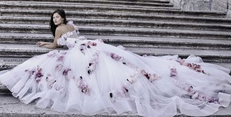 Gaun pengantin dengan kereta api dan bunga