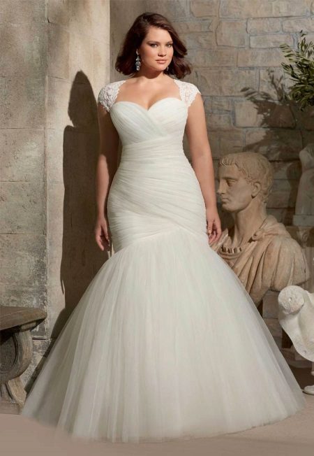 Сватбена рокля в стил русалка за наднормено тегло
