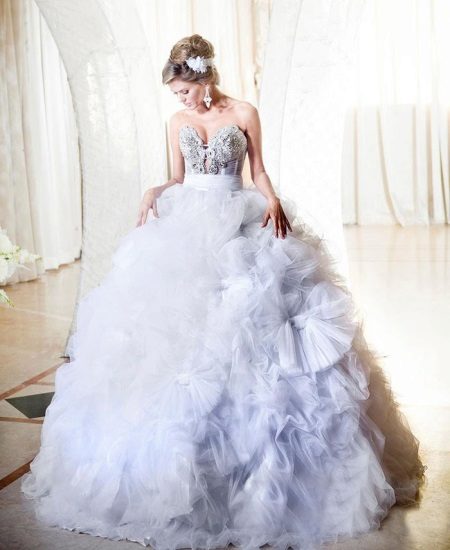 Gaun pengantin dengan skirt dan bunga penuh