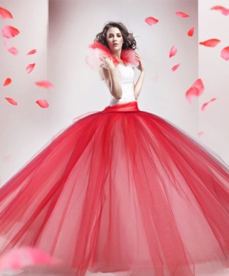 فستان زفاف أحمر منتفخ مع مشد أبيض