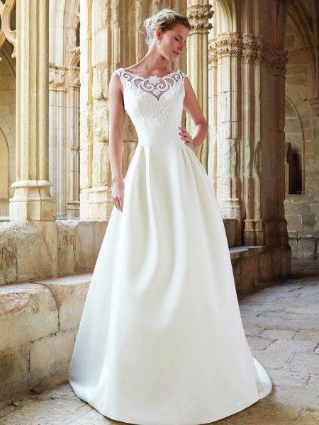 Raimon Bundo Lace Wedding Dress