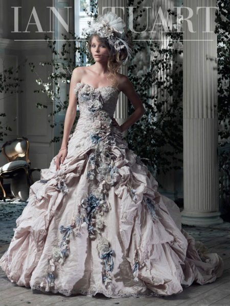 Сватбена рокля на Иън Стюарт с цветя