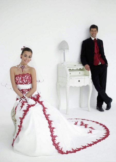 Сватбена рокля в комбинация с облеклото на младоженеца