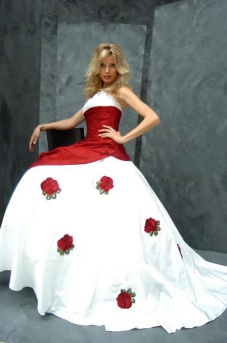 Vestido de novia blanco y rojo de Rozy
