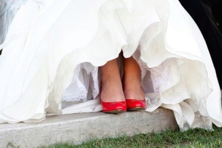 حذاء أحمر - فستان زفاف