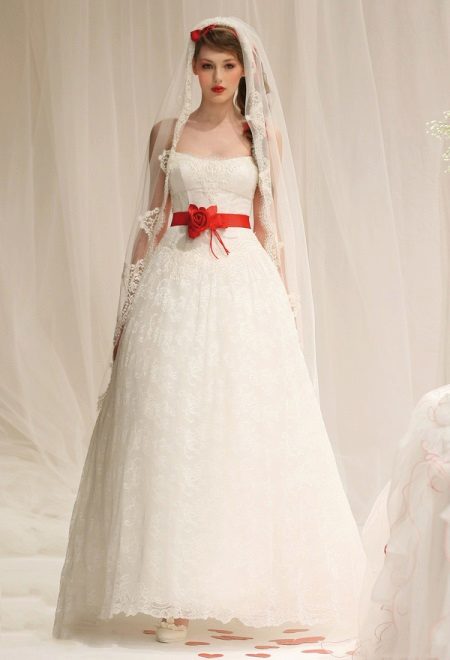 Gaun pengantin dengan tali pinggang merah