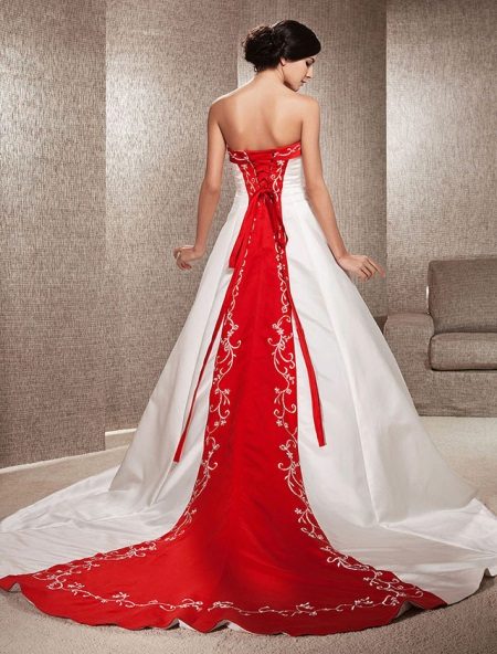 Сватбена рокля с червен елемент на гърба