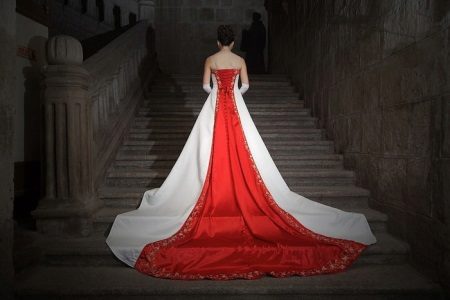 gaun pengantin dengan elemen merah di belakang
