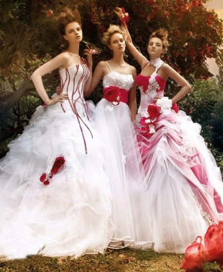 Opções para uma inserção vermelha em um vestido de noiva