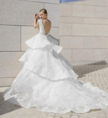 Сватбена рокля с V-образно деколте