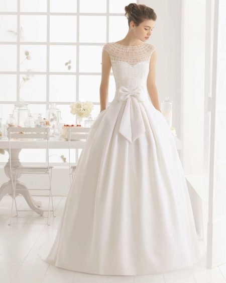 Um vestido de noiva magnífico com a ilusão de um decote