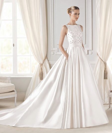 Gaun pengantin dengan garis leher yang tertutup