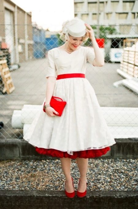 „Stylig“ stiliaus vestuvinė suknelė su raudonais aksesuarais