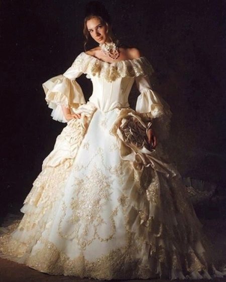 Viktorijos laikų vestuvinė suknelė