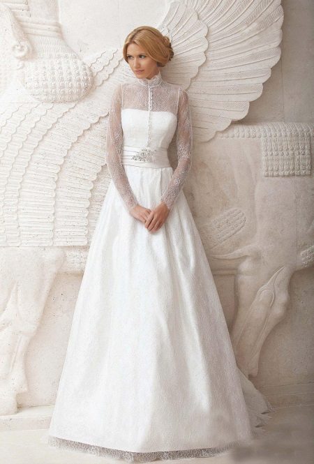 Сватбена рокля с дълги ръкави