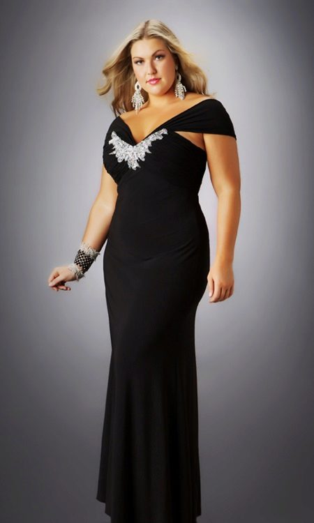 Черна вечерна рокля за жени с наднормено тегло