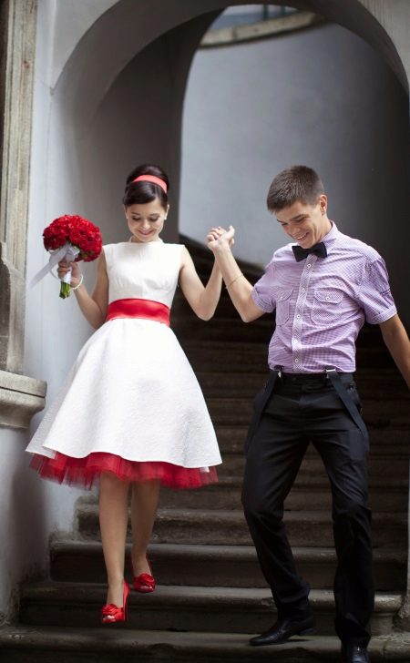 Gaun pengantin dengan tali pinggang merah dan kain kasa