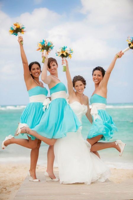 Tirkīza kleitas līgavas māsām pludmalē