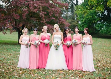 Bridesmaids dalam pakaian merah jambu