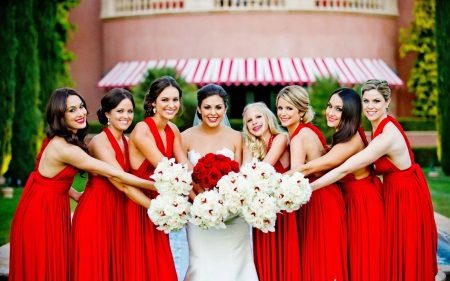Noiva com namoradas em vestidos vermelhos