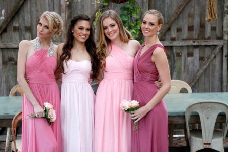 Vestidos em diferentes tons de rosa para damas de honra