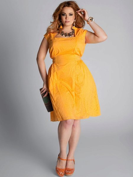 Жълта вечерна рокля за наднормено тегло