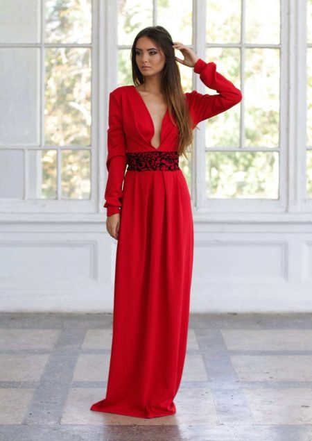Червена ниска разкроена вечерна рокля с ръкави