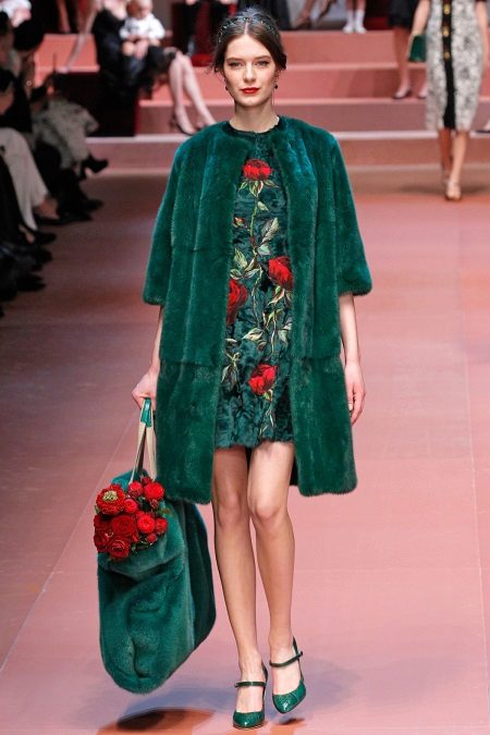 Vakara zaļa kleita, ko veidojusi Dolce un Gabbana