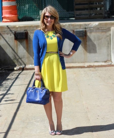 Vestido amarillo con accesorios azules.