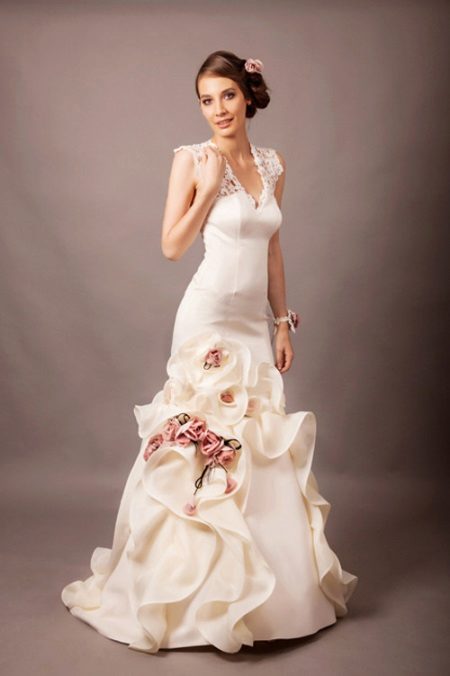 Сватбена сатенена рокля с цветя