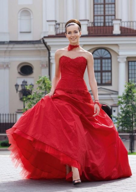 Червена сватбена рокля