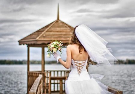 Gaun pengantin dengan renda sehingga korset