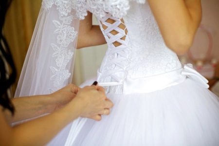 Vestido de novia con cordones