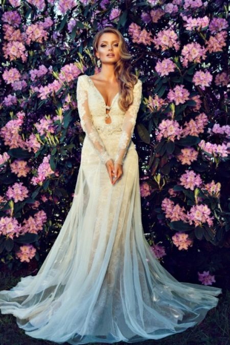 Um vestido de noiva reto com uma saia superior transparente
