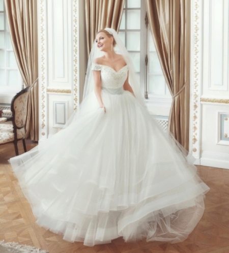Великолепна сватбена рокля с корсет