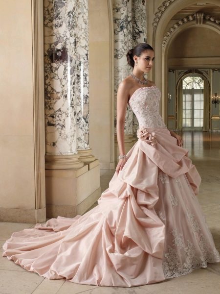 Gaun pengantin merah jambu dengan korset