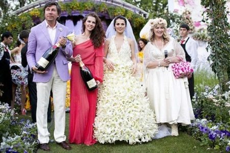 Сватбената рокля на Сати Казанова