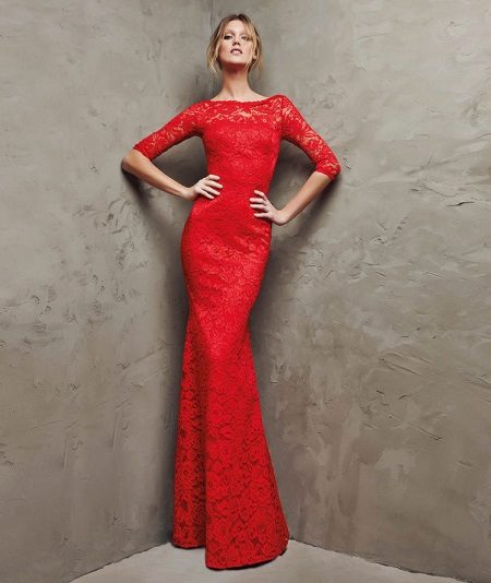 червена дантелена вечерна рокля