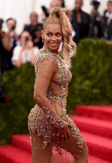 Váy dạ hội màu nude của Beyonce 2015