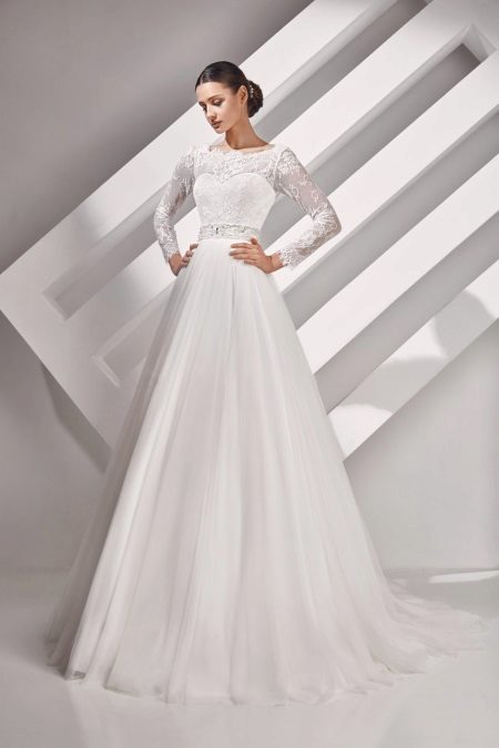 Сватбена рокля от колекцията ALMA, затворена от Cupid Bridal