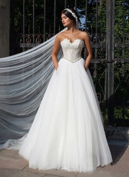 Gaun pengantin Athena dari Crystal Design