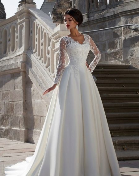 Puffy nėrinių vestuvinė suknelė pagal Crystal Design