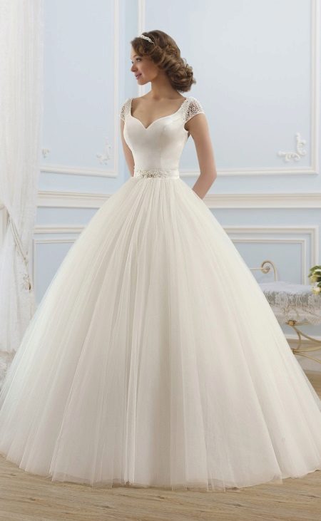 Un magnifico abito da sposa della collezione ROMANCE di Naviblue Bridal