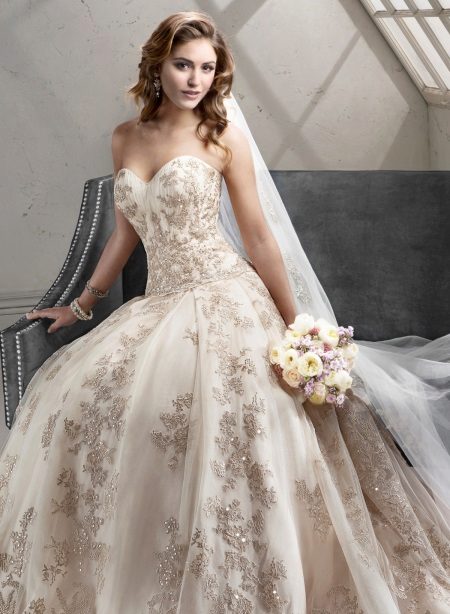 Gaun pengantin dengan renda dan kristal Swarovski