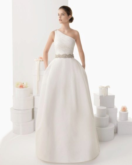 Un magnífico vestido de novia en un hombro de Rosa Clara 2014